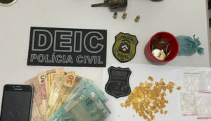 Durante a acao policial foram apreendidas 78 pedras de crack e dinheiro em especie oriundo da venda de drogas