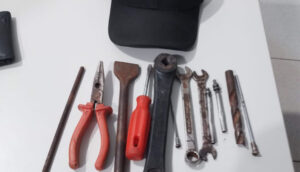 Homem com mais de 10 passagens pela polícia é preso pela PM mais uma vez em Porto Nacional-TO O indivíduo foi preso desta vez por furta à residência. Ele já possui outras passagens por furtos, roubos e ameaça.