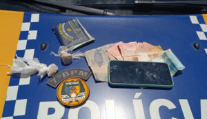 Suspeito de tráfico é preso, drogas e dinheiro apreendidos pela PM em Presidente Kennedy 365619