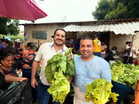 Ovacionado pelo povo, mesmo embaixo de forte chuva, Eduardo Fortes fez entrega da horta comunitária para 400 famílias na sexta (27), em Alvorada-TO IMG 20260227 WA0031