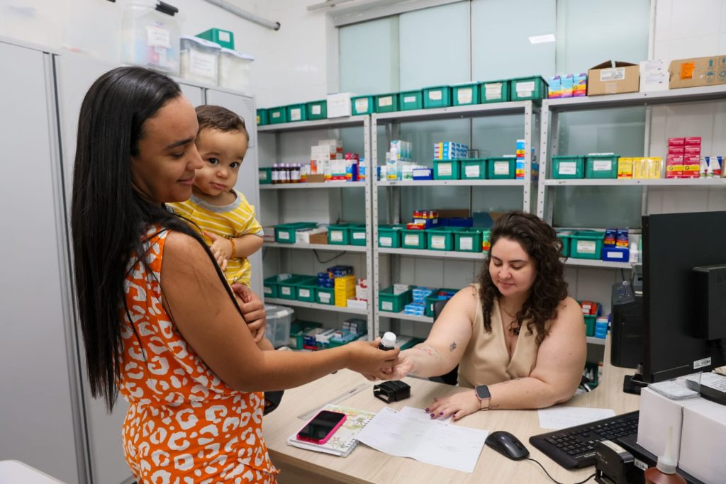Ronayca Martins levou seu filho para atendimento e ja saiu com medicamento em maos para tratamento dos sintomas gripais. Lia Mara